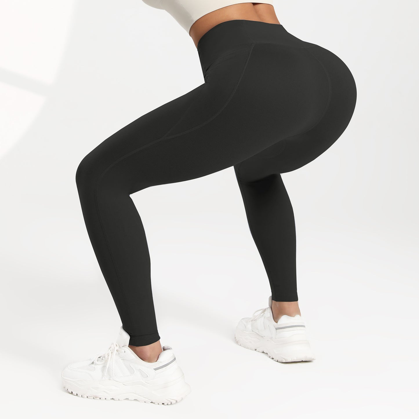 High-waisted fitness leggings that enhance the hips